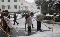 市二院組織職工清掃積雪，保障患者通行